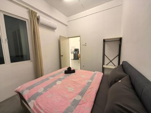 Postel nebo postele na pokoji v ubytování Langkawi Simfoni Luxury Suite 07
