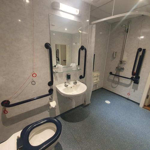 a bathroom with a toilet and a sink at The Brae Hotel in Brae
