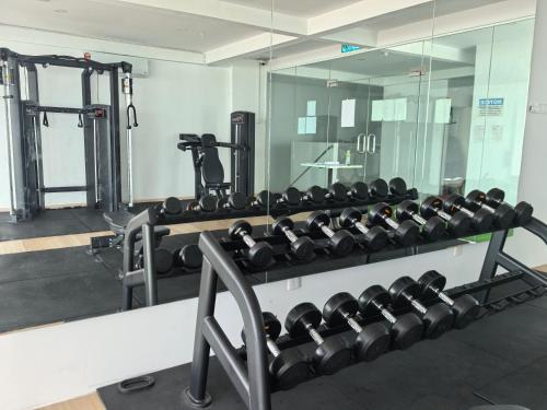 Fitness centrum a/nebo fitness zařízení v ubytování Langkawi Simfoni Luxury Suite 08