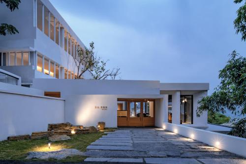 a house with a pathway leading to the front door at 至也 黄果树 in Xinggong