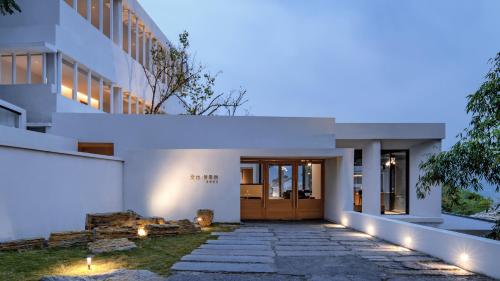 a house with a pathway leading to the front door at 至也 黄果树 in Xinggong