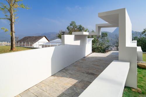 a white house with a white wall and a walkway at 至也 黄果树 in Xinggong