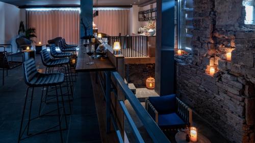 a bar with chairs and a brick wall at 至也 黄果树 in Xinggong