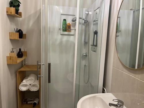 Ένα μπάνιο στο Appartement privé, vue eglise, plein centre