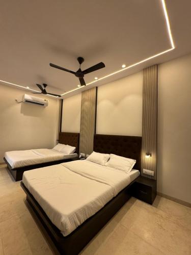 Ein Bett oder Betten in einem Zimmer der Unterkunft The Visawa Resort Badlapur