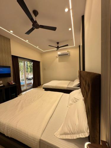 Ein Bett oder Betten in einem Zimmer der Unterkunft The Visawa Resort Badlapur