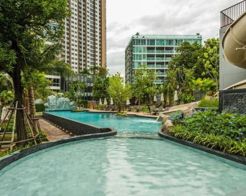 Piscina a Unixx Pattaya High floor view o a prop