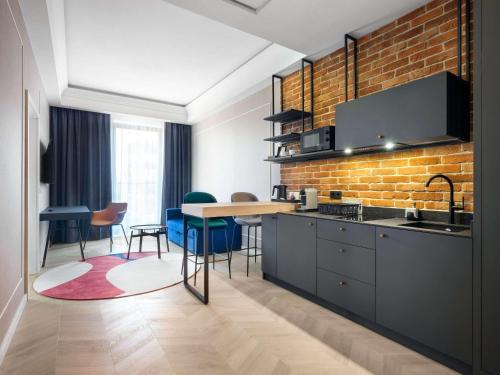 Kuchyňa alebo kuchynka v ubytovaní Mercure Krakow Fabryczna City