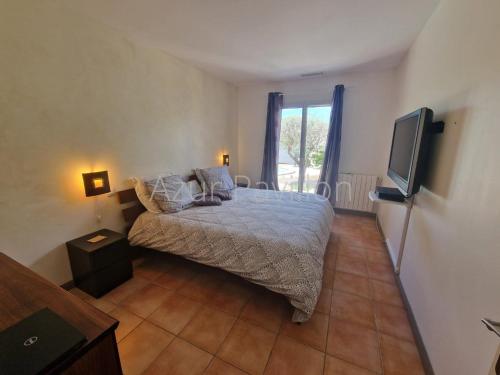 une chambre avec un lit et une télévision à écran plat dans l'établissement Villa familiale vacances, à Saint-Raphaël