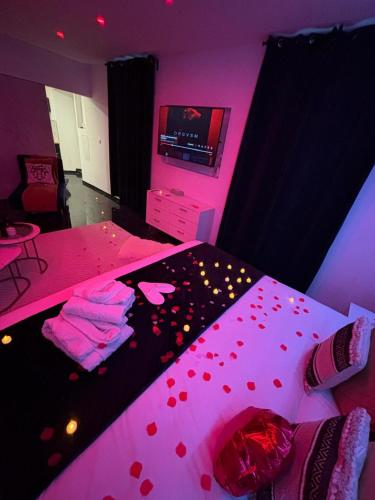 Ένα ή περισσότερα κρεβάτια σε δωμάτιο στο Seductive Love Room in border of Monaco