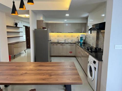 Η κουζίνα ή μικρή κουζίνα στο PAVITHRAm PREMIUM RESIDENCY THALAYOLAPARAMBU KOTTAYAM