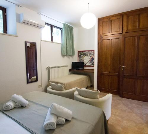 Un pat sau paturi într-o cameră la Il tiglio b&b agri restaurant