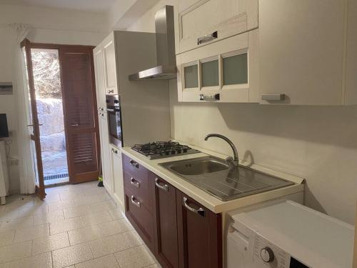 Dapur atau dapur kecil di Appartamento Tramonto 2 minuti dal mare