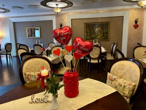 a dining room with a table with red heart balloons at Borowinowy Zdrój Hotel Wellness Spa & Conference in Supraśl