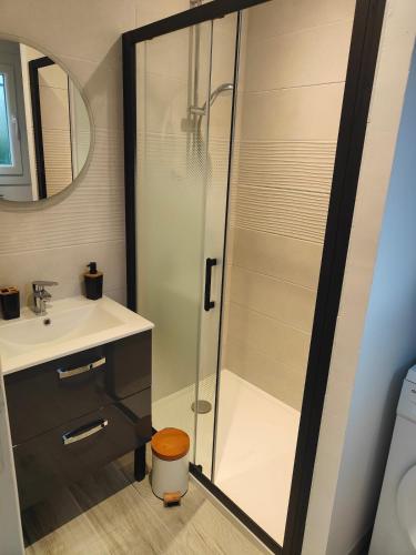 une salle de bain avec douche et lavabo dans l'établissement Maison climatisée proche Arcachon, à Gujan-Mestras
