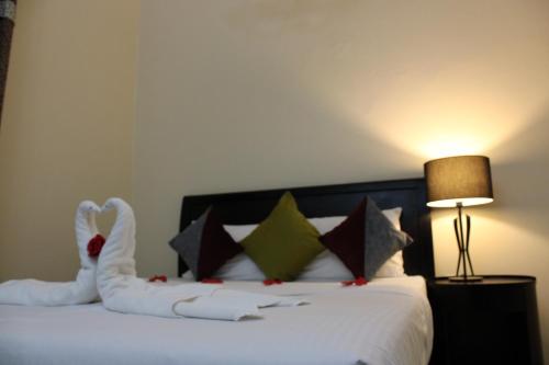 Postel nebo postele na pokoji v ubytování Al Smou Hotel Apartments - MAHA HOSPITALITY GROUP