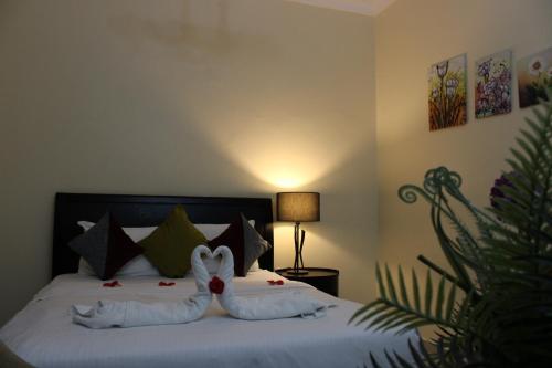 Postel nebo postele na pokoji v ubytování Al Smou Hotel Apartments - MAHA HOSPITALITY GROUP