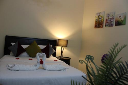 Postel nebo postele na pokoji v ubytování Al Smou Hotel Apartments - MAHA HOSPITALITY GROUP