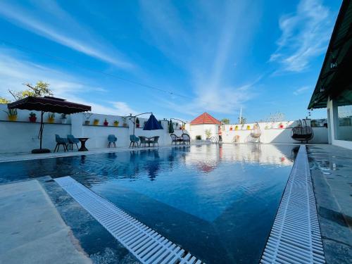 Bazén v ubytování Krishna Resort Pushkar nebo v jeho okolí