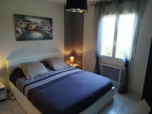 une chambre avec un lit et une fenêtre dans l'établissement Maison avec grande piscine près de Nîmes, à Redessan