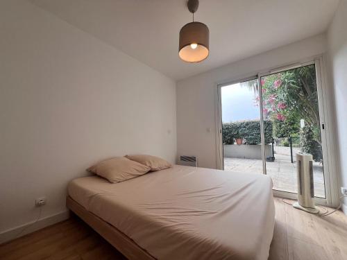 une chambre avec un lit et une grande fenêtre dans l'établissement Le Cap - Pool and Amazing sea view, à Nice