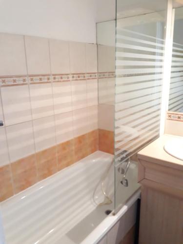 une salle de bain avec une douche, une baignoire et un lavabo dans l'établissement Joli studio piscine Cat, à La Grande Motte