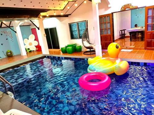 una piscina con dei giocattoli al centro di บ้านปรินรดา poolvilla สัตหีบ a Sattahip