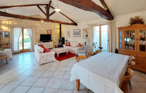 - un salon avec une grande table blanche et des chaises dans l'établissement Awesome Home In Ambares Et Lagrave, à Ambarès-et-Lagrave