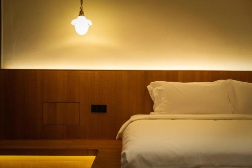 CHANGXI Home-Boutique Guesthouse Shawan Ancient Townにあるベッド