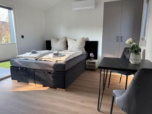 Postel nebo postele na pokoji v ubytování Tiny Hotel in Hollenstedt