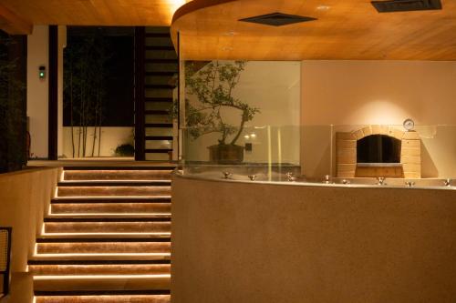 広州市にあるCHANGXI Home-Boutique Guesthouse Shawan Ancient Townの暖炉のある建物内の階段