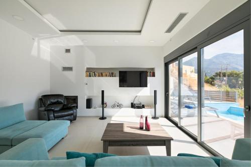 una sala de estar con un sofá y una mesa en Villa Bali with Private Pool, en Balíon