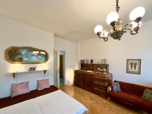 Ένα ή περισσότερα κρεβάτια σε δωμάτιο στο Apartment Sedlčanská - You Will Save Money Here - equipped with antique furniture