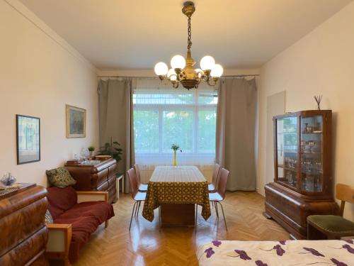 Ένα ή περισσότερα κρεβάτια σε δωμάτιο στο Apartment Sedlčanská - You Will Save Money Here - equipped with antique furniture