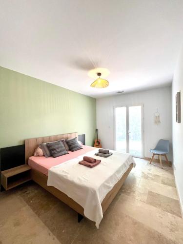 une chambre avec un grand lit et un ventilateur de plafond dans l'établissement Large modern house near St Rémy de Provence, à Graveson