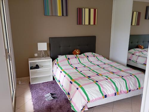 une chambre avec un lit avec un animal en peluche dessus dans l'établissement Appartement lumineux avec terrasse de 50m2, à Antibes