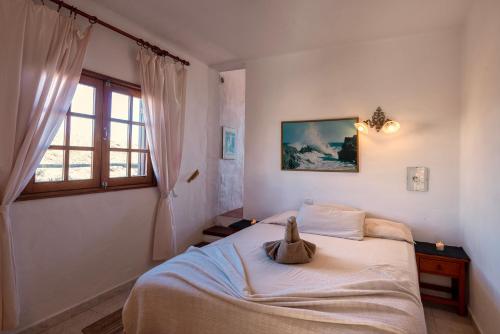 une chambre avec un lit et une fenêtre dans l'établissement Casa Nautilus, à Charco del Palo