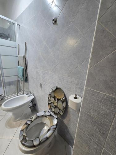 a bathroom with a toilet and a sink at Appartamento sofí in Fiumicino