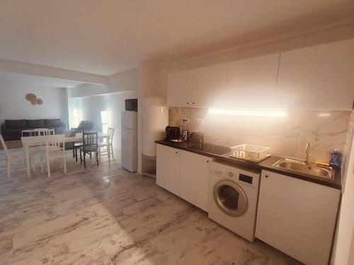 une cuisine avec un lave-linge et une table dans l'établissement Superbe appartement T2 de 95 m, à Nice