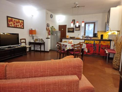 a living room with a couch and a table at La Casa di Elena in Camerino