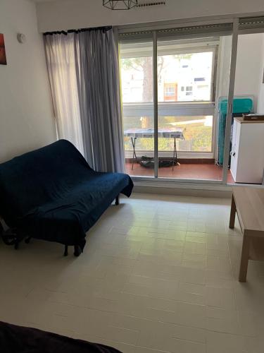 une chambre avec un lit, une table et une fenêtre dans l'établissement Studio 4 couchages avec piscine d'été vue port, au Cap d'Agde