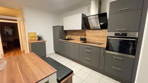 Η κουζίνα ή μικρή κουζίνα στο MBZ Monteurwohnung Altforweiler 4 ZKB