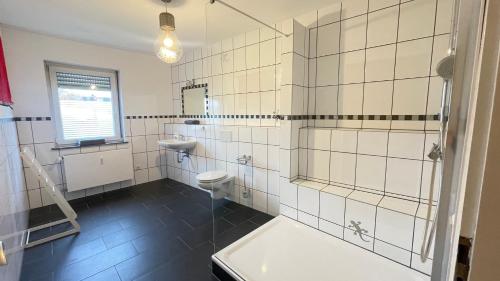 Ένα μπάνιο στο MBZ Monteurwohnung Altforweiler 4 ZKB