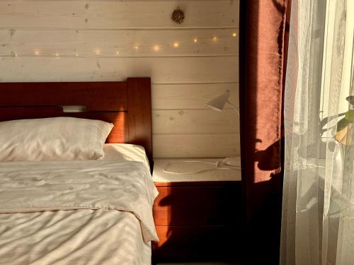 a bedroom with a bed and a window with lights at Три-О Апартаменти з видом на гори, максимум для 4 гостей, 15 хв від центру in Slavske