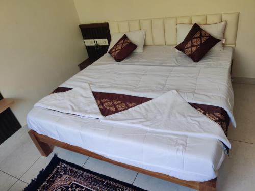 Ένα ή περισσότερα κρεβάτια σε δωμάτιο στο Hotel Greenland Inn Hampi