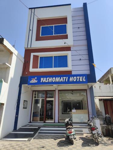 two motorcycles parked in front of aorenkrit hotel at Yashomati Hotel in Maheshwar
