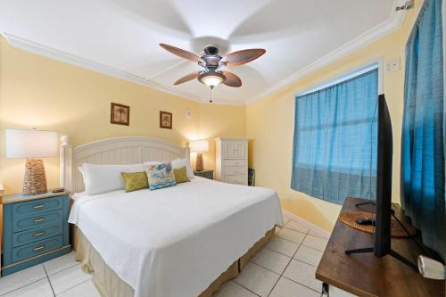 Un dormitorio con una cama y un ventilador de techo. en Perdido Sun 202, en Perdido Key