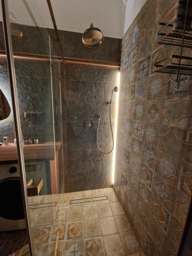 Bilik mandi di Klimatyczny Apartament w centrum Starego Miasta