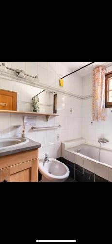 La salle de bains est pourvue de 2 lavabos, de toilettes et d'une baignoire. dans l'établissement Chalet LA TOUPINE centre St Gervais, à Saint-Gervais-les-Bains