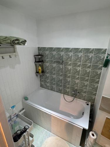 a bathroom with a bath tub in a room at Jauks vienistabu dzīvoklis Valmierā in Valmiera